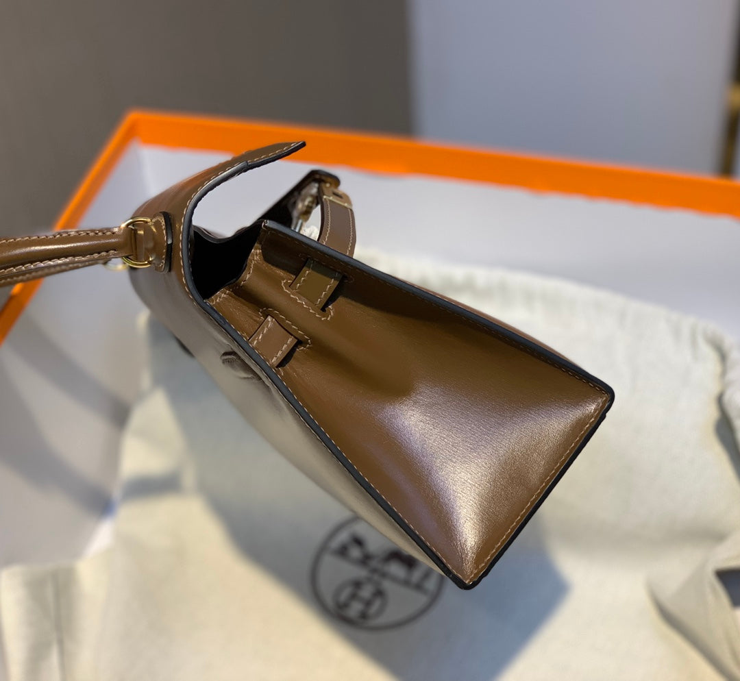 SAC KELLY MINI 20 EN CUIR DE VEAU LISSE MARRON CHOCOLAT AVEC QUINCAILLERIE DORÉ (FABRIQUÉ SUR COMMANDE)