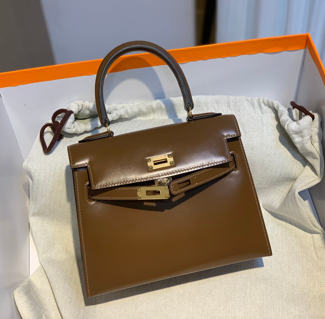 SAC KELLY MINI 20 EN CUIR DE VEAU LISSE MARRON CHOCOLAT AVEC QUINCAILLERIE DORÉ (FABRIQUÉ SUR COMMANDE)