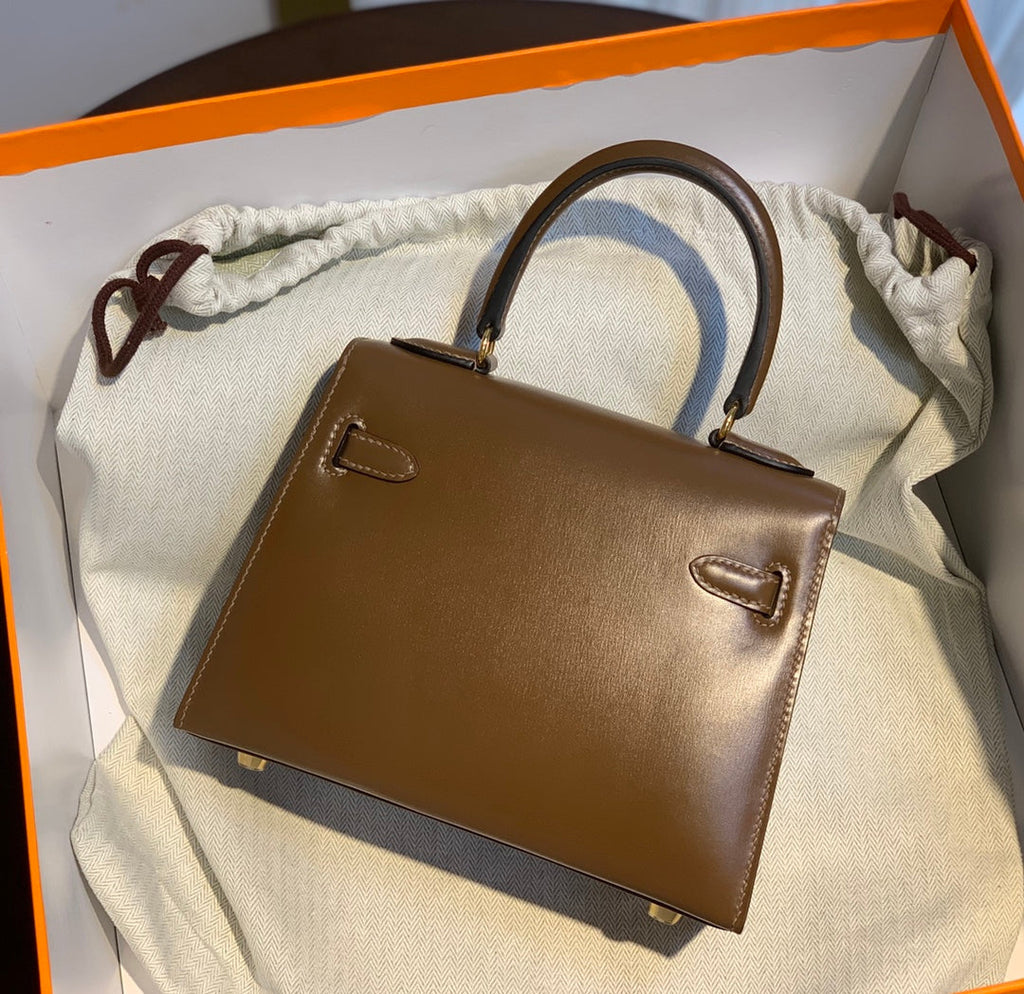 SAC KELLY MINI 20 EN CUIR DE VEAU LISSE MARRON CHOCOLAT AVEC QUINCAILLERIE DORÉ (FABRIQUÉ SUR COMMANDE)