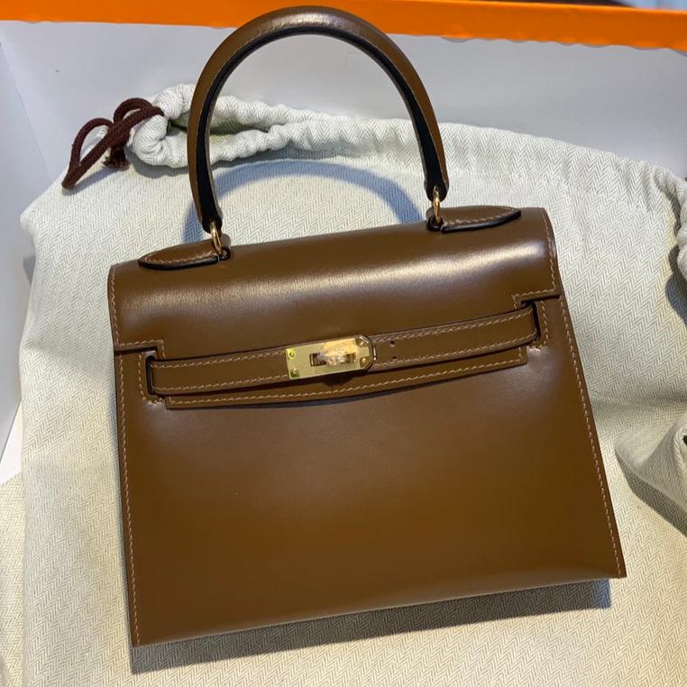SAC KELLY MINI 20 EN CUIR DE VEAU LISSE MARRON CHOCOLAT AVEC QUINCAILLERIE DORÉ (FABRIQUÉ SUR COMMANDE)