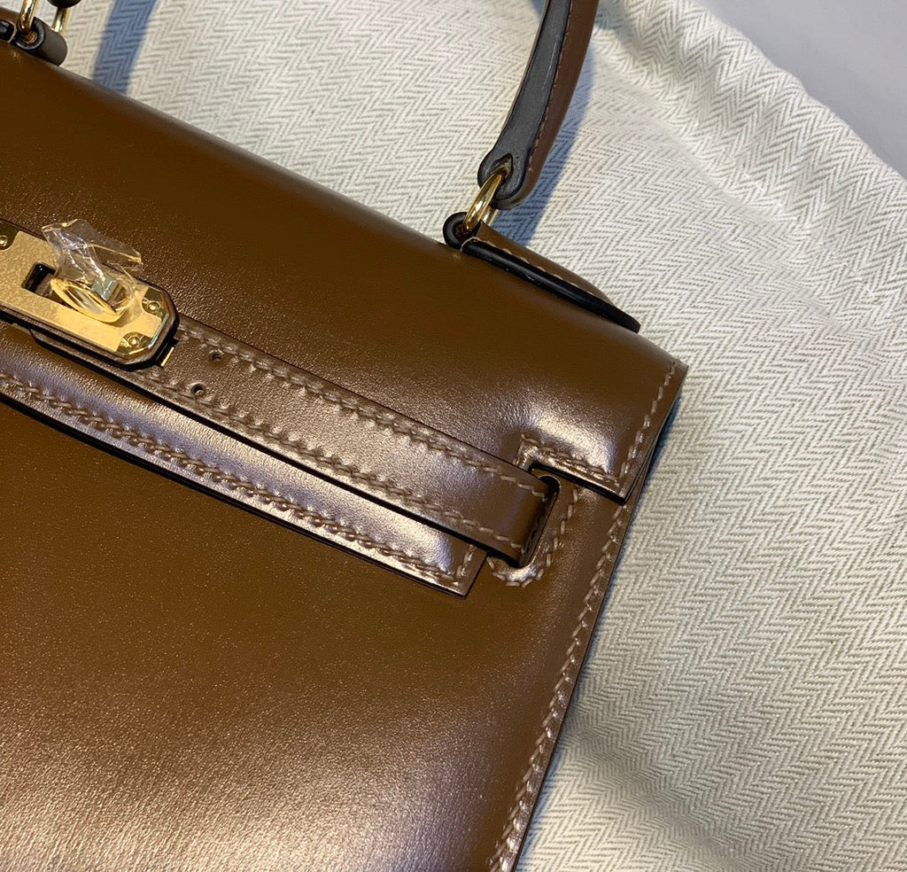 SAC KELLY MINI 20 EN CUIR DE VEAU LISSE MARRON CHOCOLAT AVEC QUINCAILLERIE DORÉ (FABRIQUÉ SUR COMMANDE)