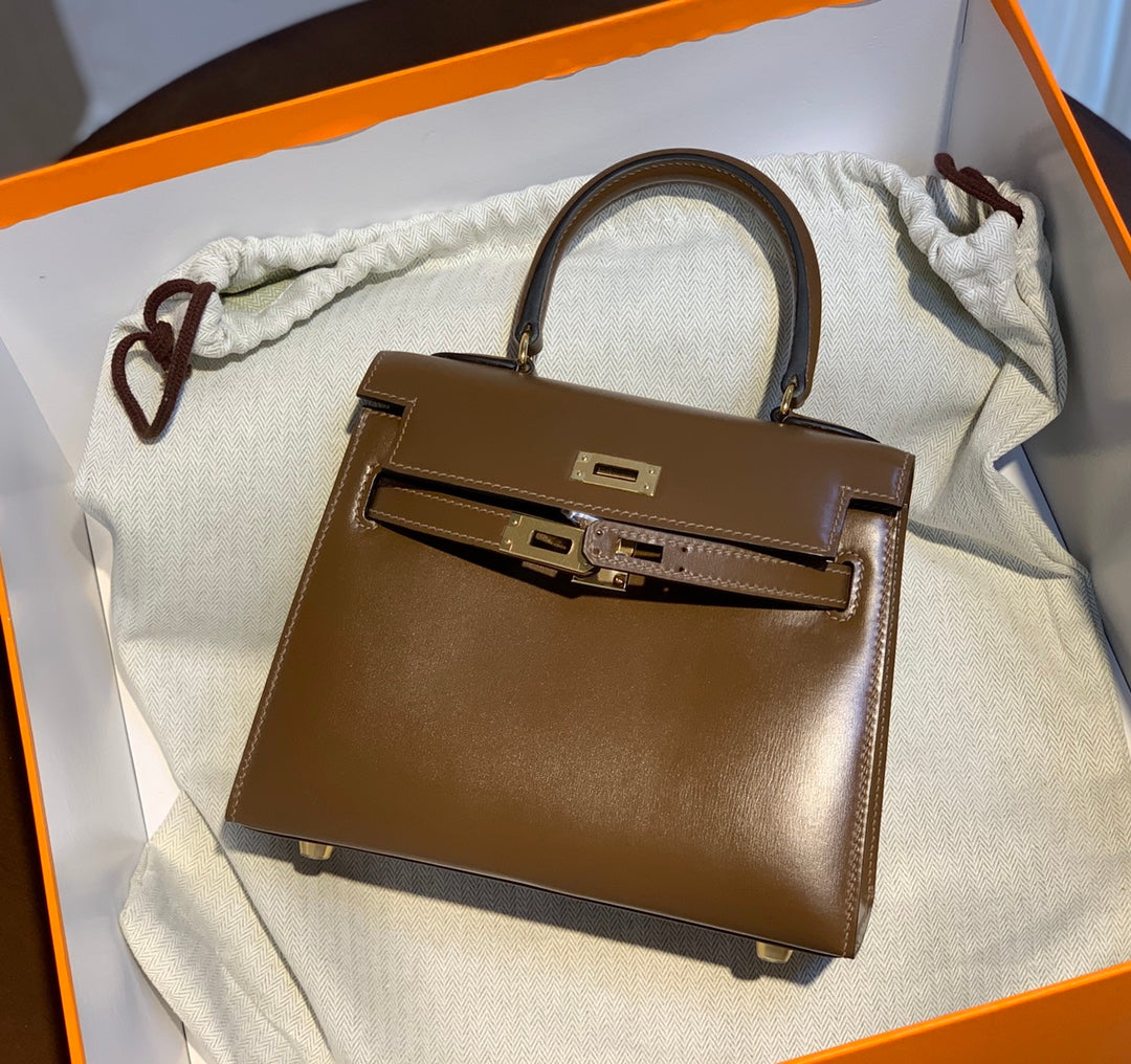 SAC KELLY MINI 20 EN CUIR DE VEAU LISSE MARRON CHOCOLAT AVEC QUINCAILLERIE DORÉ (FABRIQUÉ SUR COMMANDE)