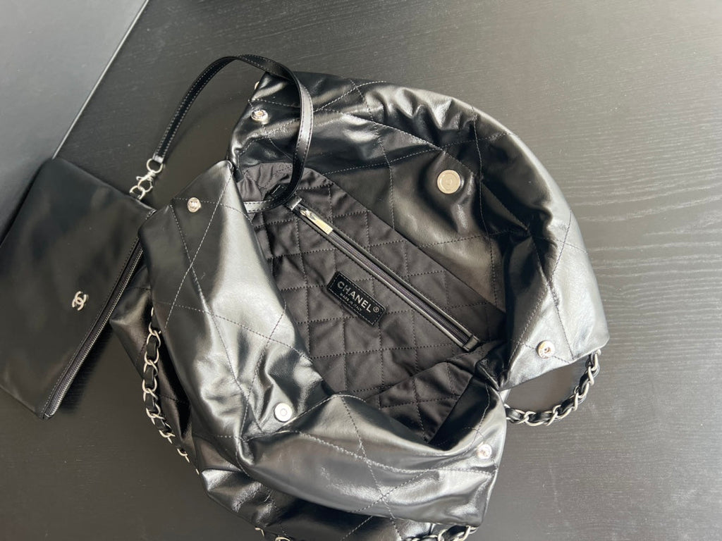 SAC HOBO CC 22 EN CUIR D'AGNEAU NOIR ET QUINCAILLERIE ARGENTÉE