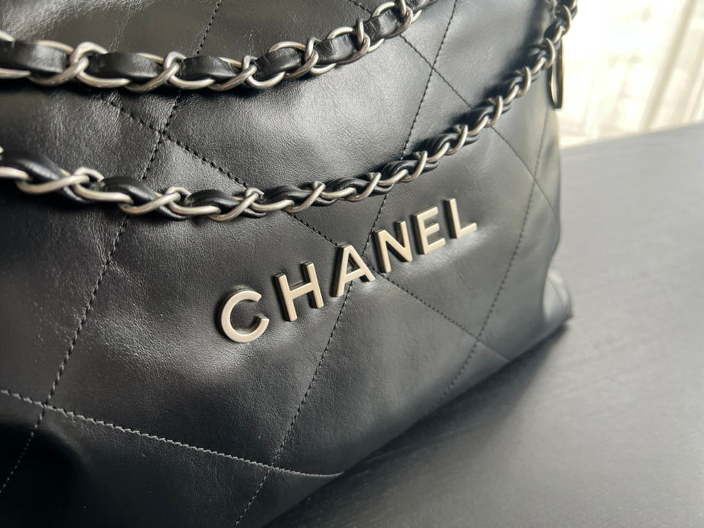 SAC HOBO CC 22 EN CUIR D'AGNEAU NOIR ET QUINCAILLERIE ARGENTÉE