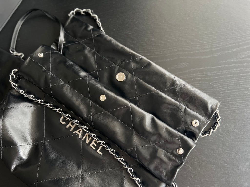 SAC HOBO CC 22 EN CUIR D'AGNEAU NOIR ET QUINCAILLERIE ARGENTÉE