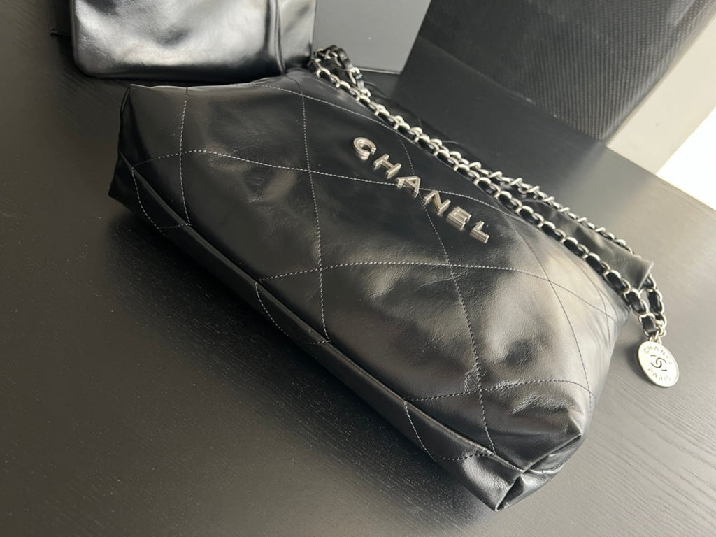 SAC HOBO CC 22 EN CUIR D'AGNEAU NOIR ET QUINCAILLERIE ARGENTÉE