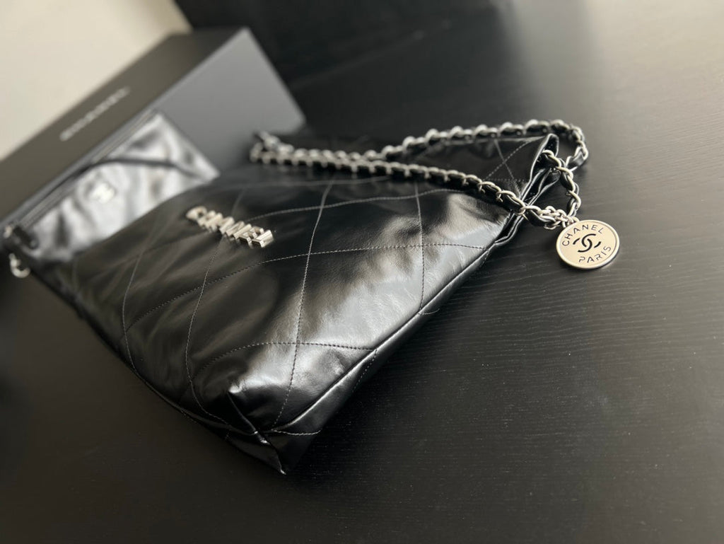 SAC HOBO CC 22 EN CUIR D'AGNEAU NOIR ET QUINCAILLERIE ARGENTÉE