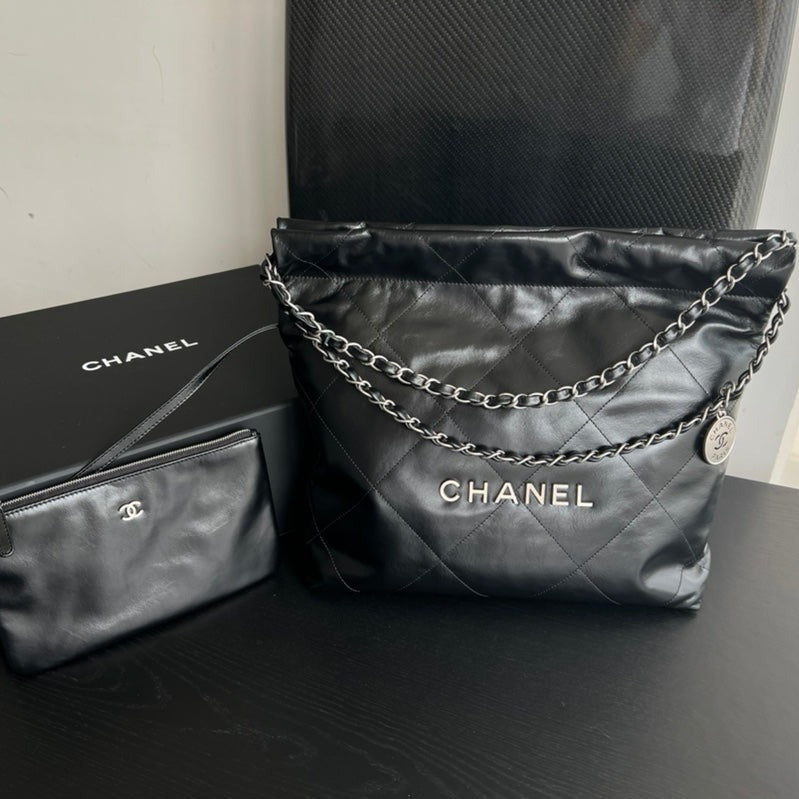 SAC HOBO CC 22 EN CUIR D'AGNEAU NOIR ET QUINCAILLERIE ARGENTÉE