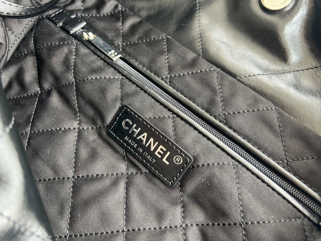 SAC HOBO CC 22 EN CUIR D'AGNEAU NOIR ET QUINCAILLERIE ARGENTÉE