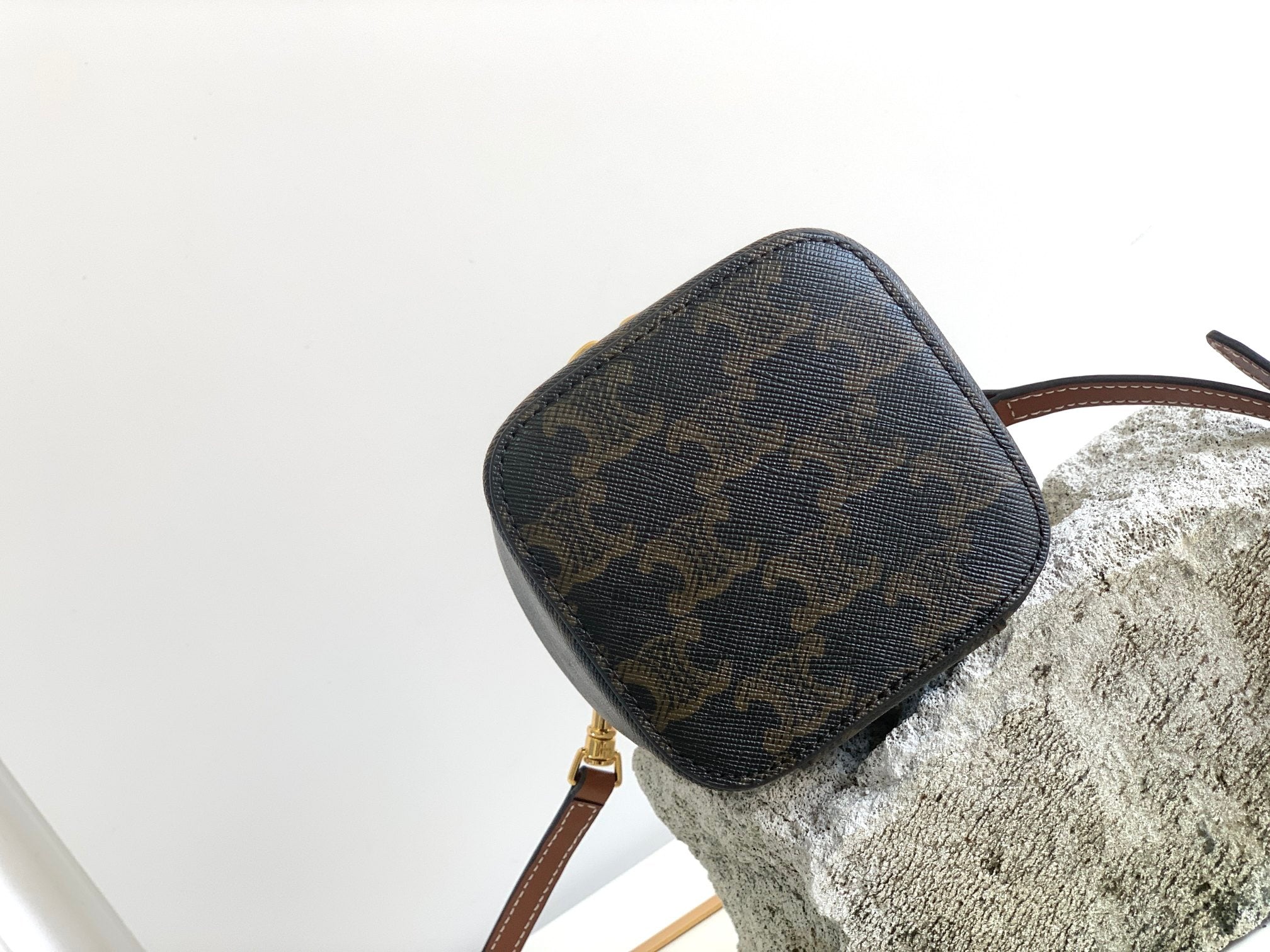 SAC BOX TRIPHOME 9 EN CUIR DE VEAU NOIR À MOTIF