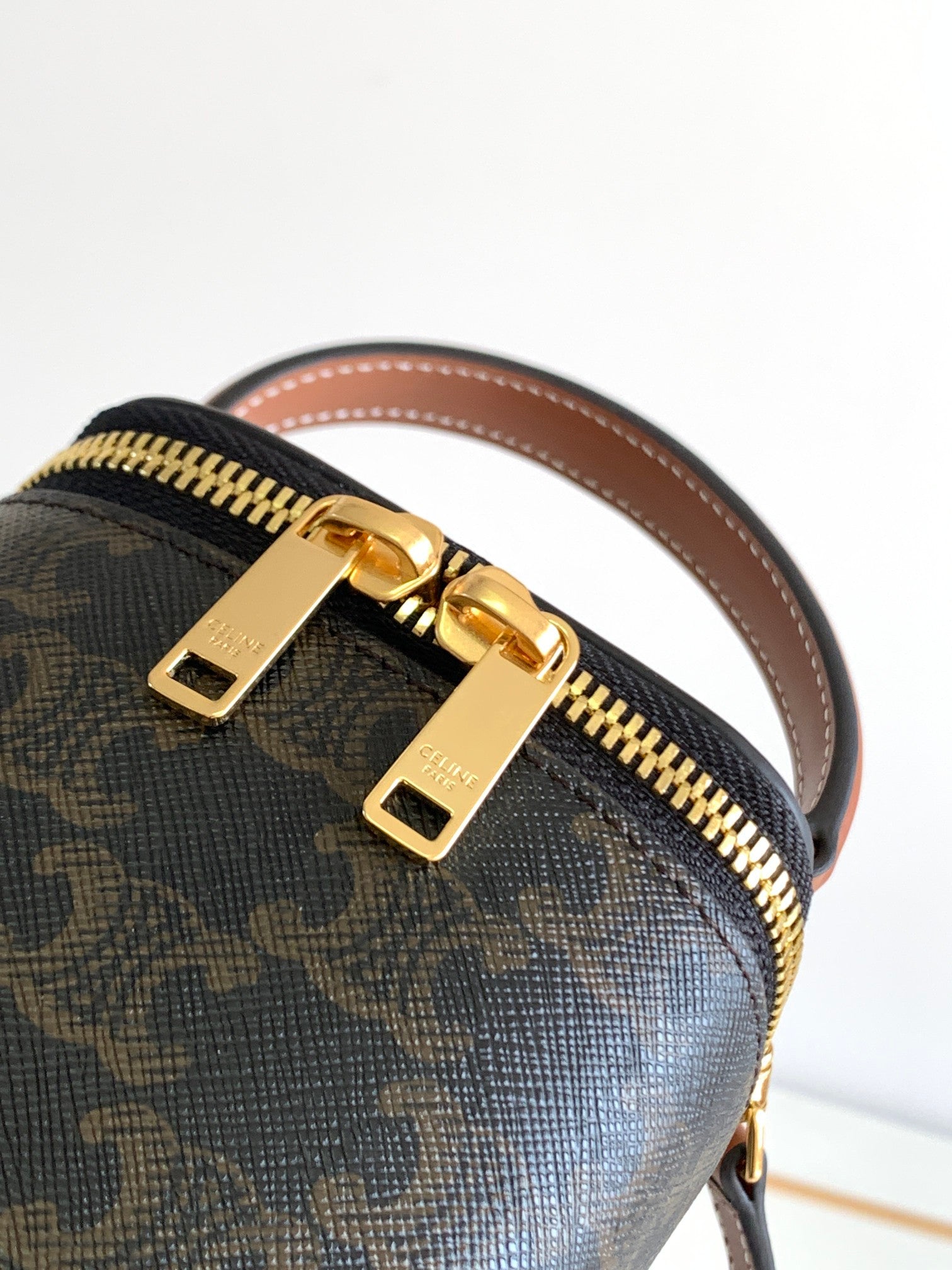 SAC BOX TRIPHOME 9 EN CUIR DE VEAU NOIR À MOTIF