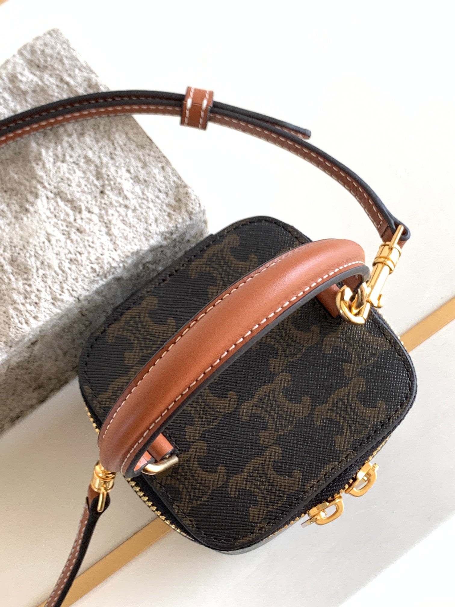 SAC BOX TRIPHOME 9 EN CUIR DE VEAU NOIR À MOTIF