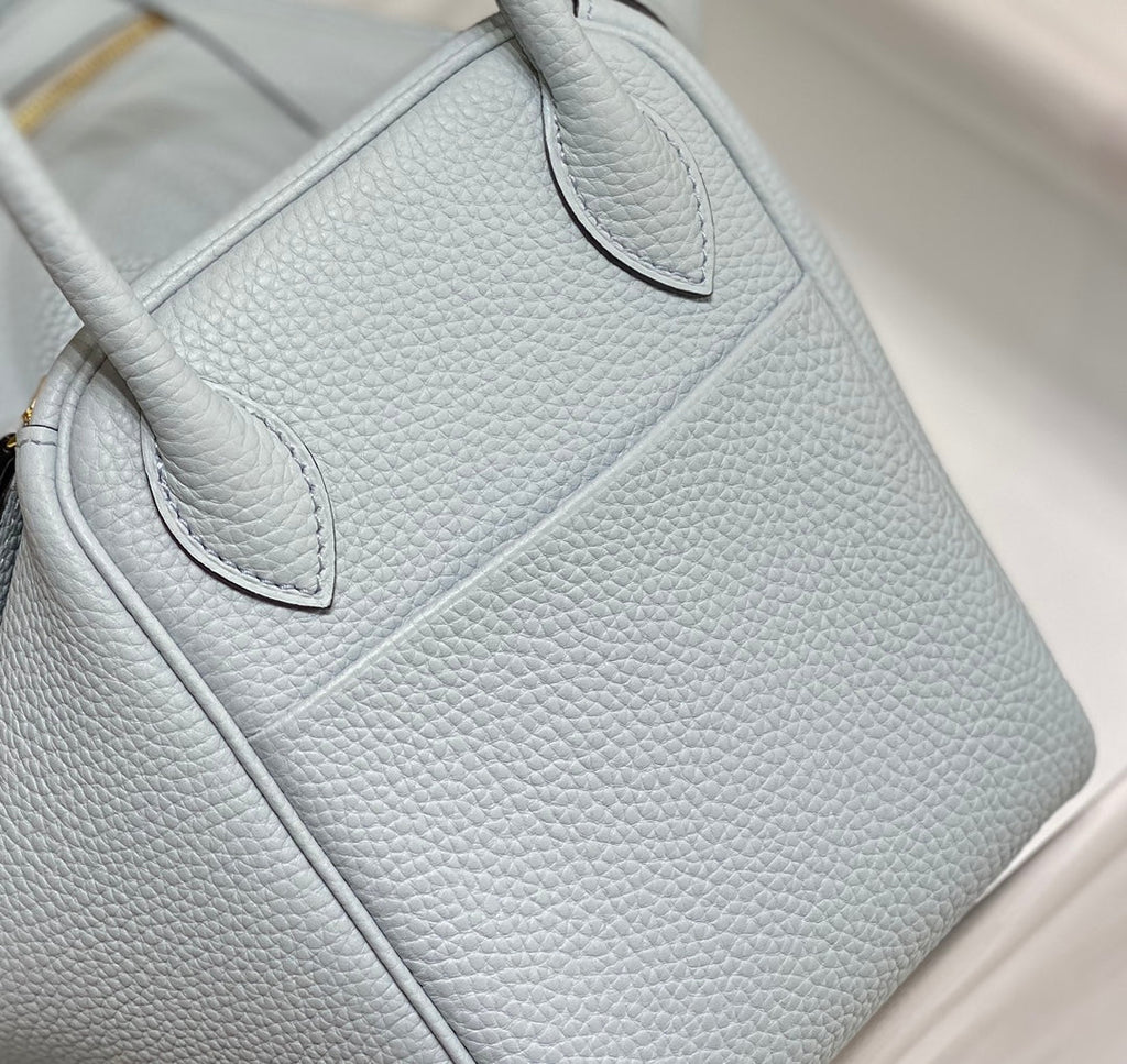 SAC HM LINDY 30 CUIR TAURILLON CLEMENCE BLEU PASTEL