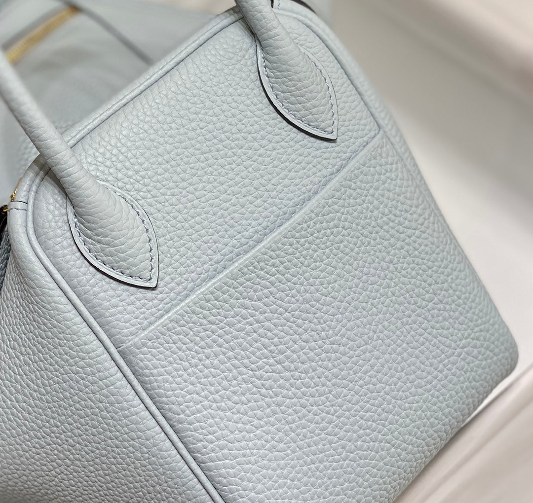 SAC HM LINDY 30 CUIR TAURILLON CLEMENCE BLEU PASTEL