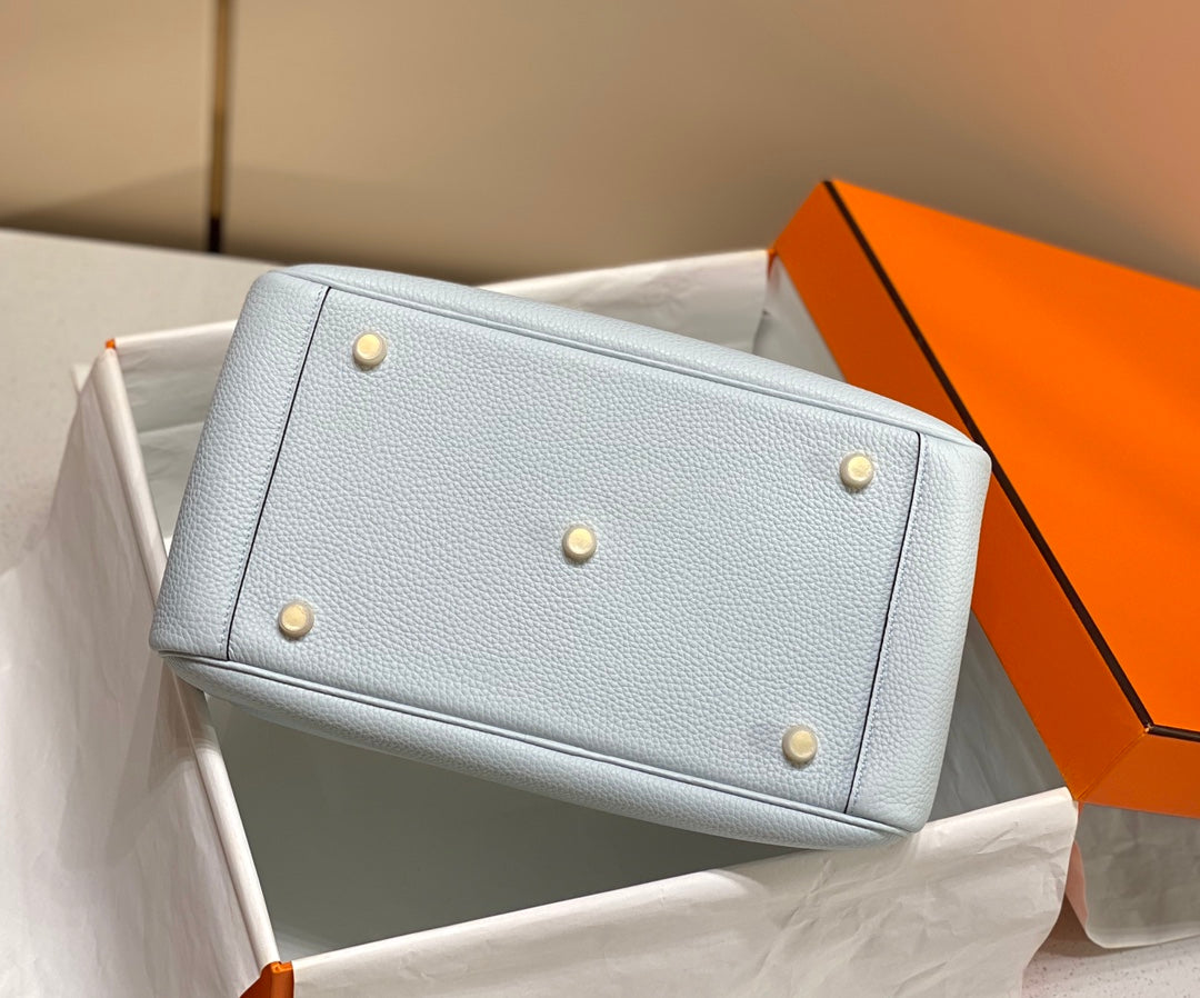 SAC HM LINDY 30 CUIR TAURILLON CLEMENCE BLEU PASTEL