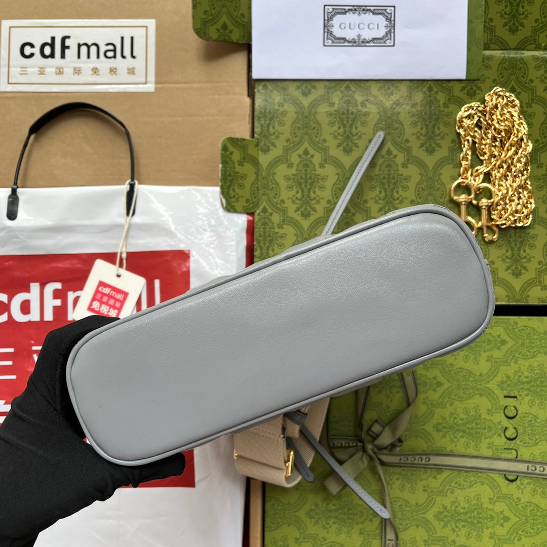 SAC À BANDOULIÈRE EN CUIR MATELASSÉ 23 EN CUIR DE VEAU GRIS ESTAMPÉ, QUINCAILLERIE DORÉ