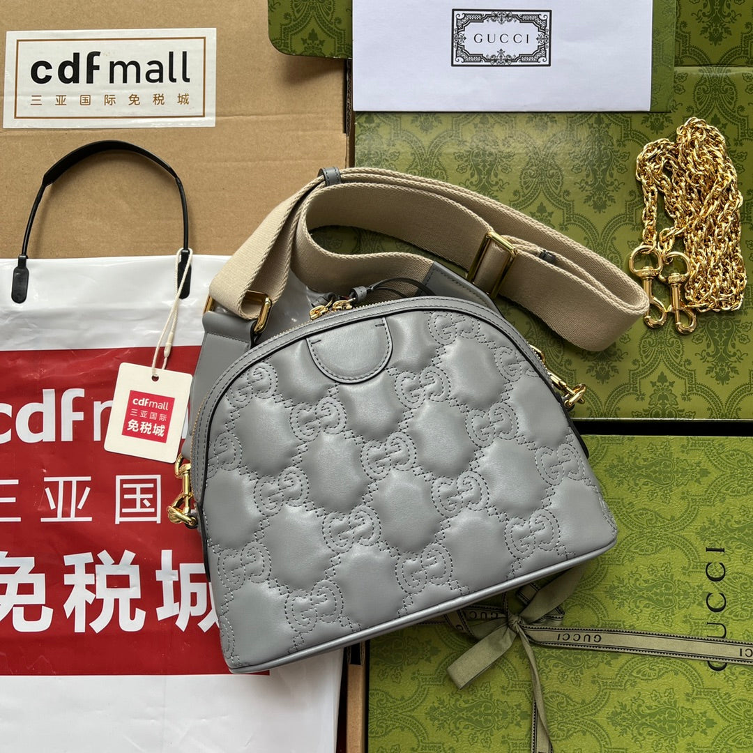 SAC À BANDOULIÈRE EN CUIR MATELASSÉ 23 EN CUIR DE VEAU GRIS ESTAMPÉ, QUINCAILLERIE DORÉ