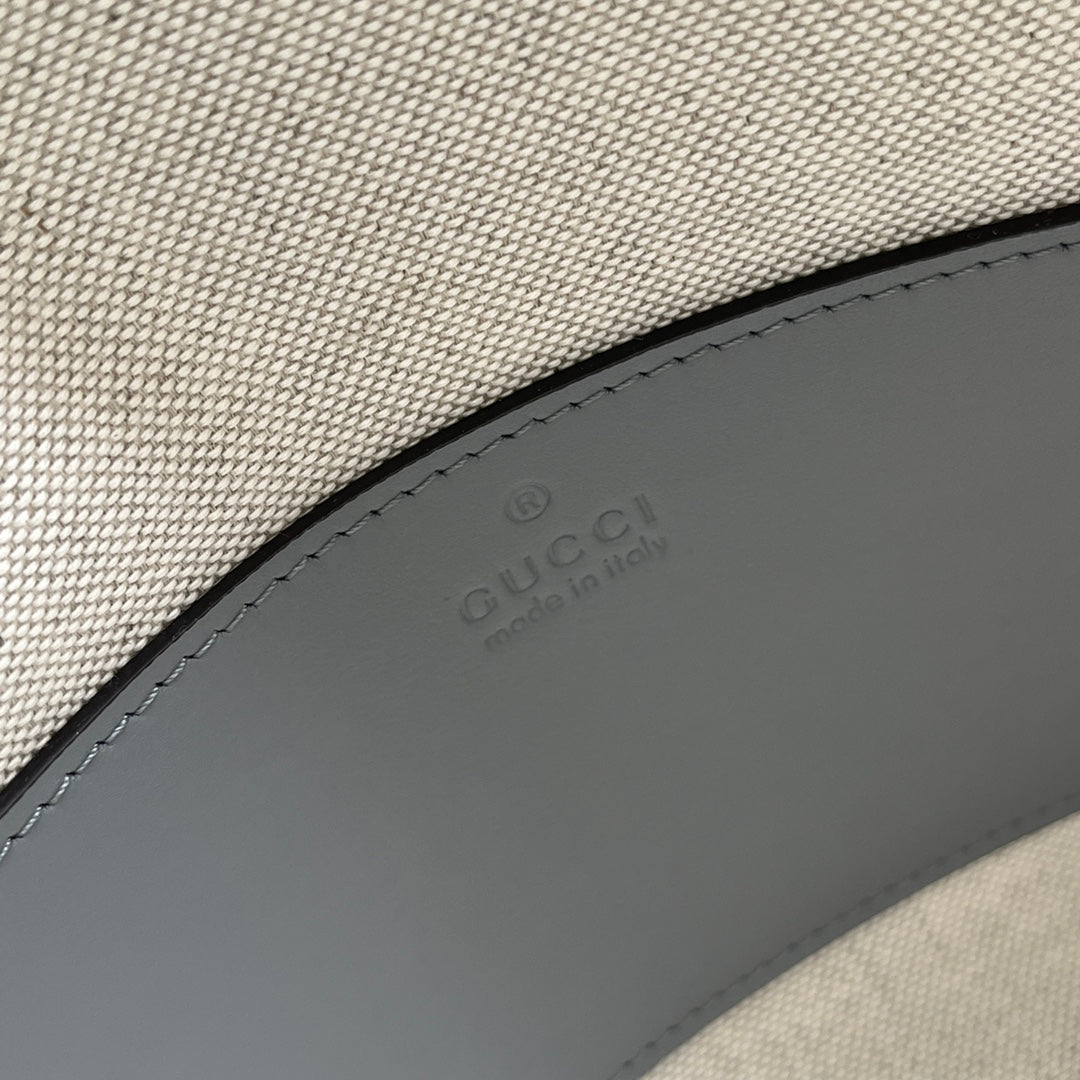 SAC À BANDOULIÈRE EN CUIR MATELASSÉ 23 EN CUIR DE VEAU GRIS ESTAMPÉ, QUINCAILLERIE DORÉ