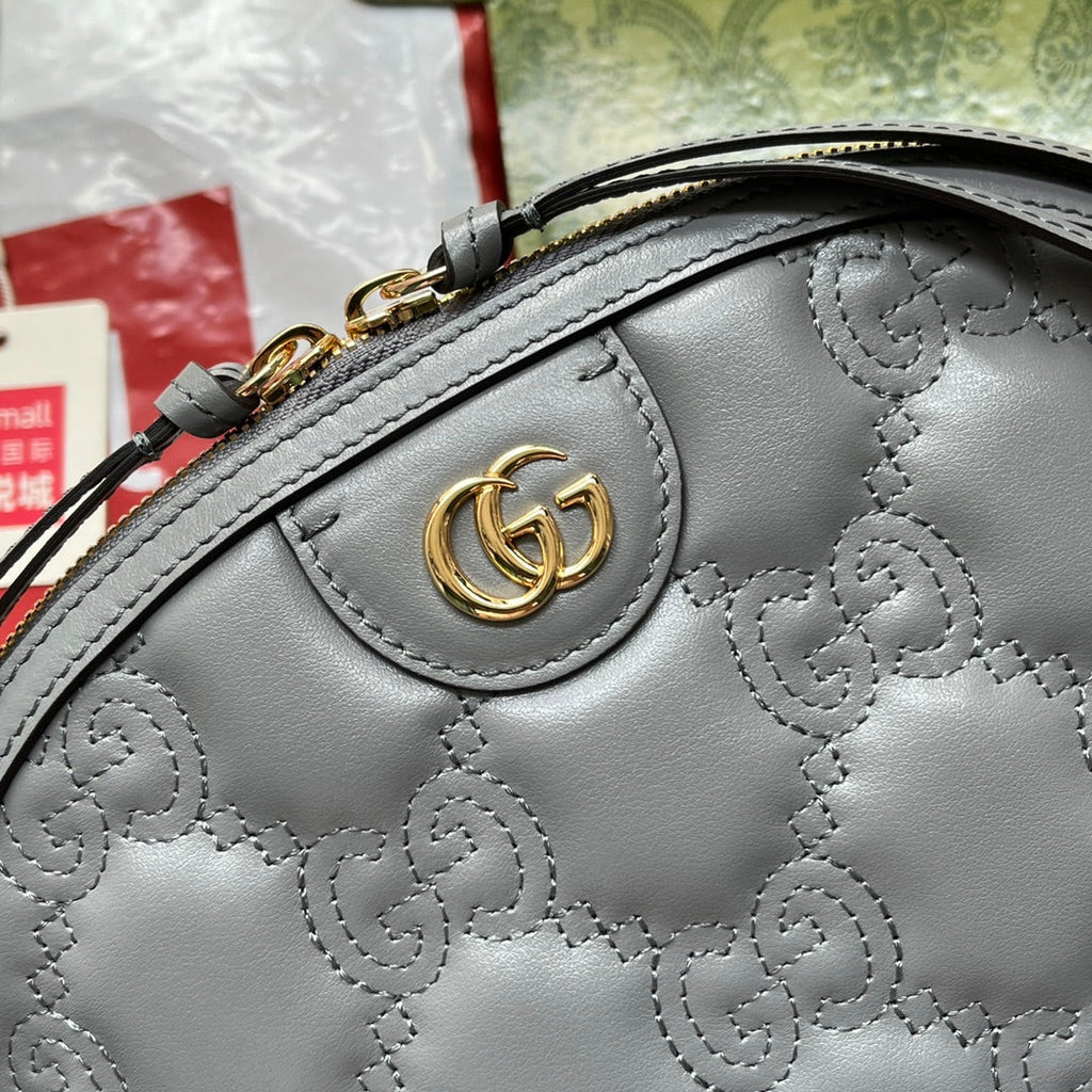 SAC À BANDOULIÈRE EN CUIR MATELASSÉ 23 EN CUIR DE VEAU GRIS ESTAMPÉ, QUINCAILLERIE DORÉ