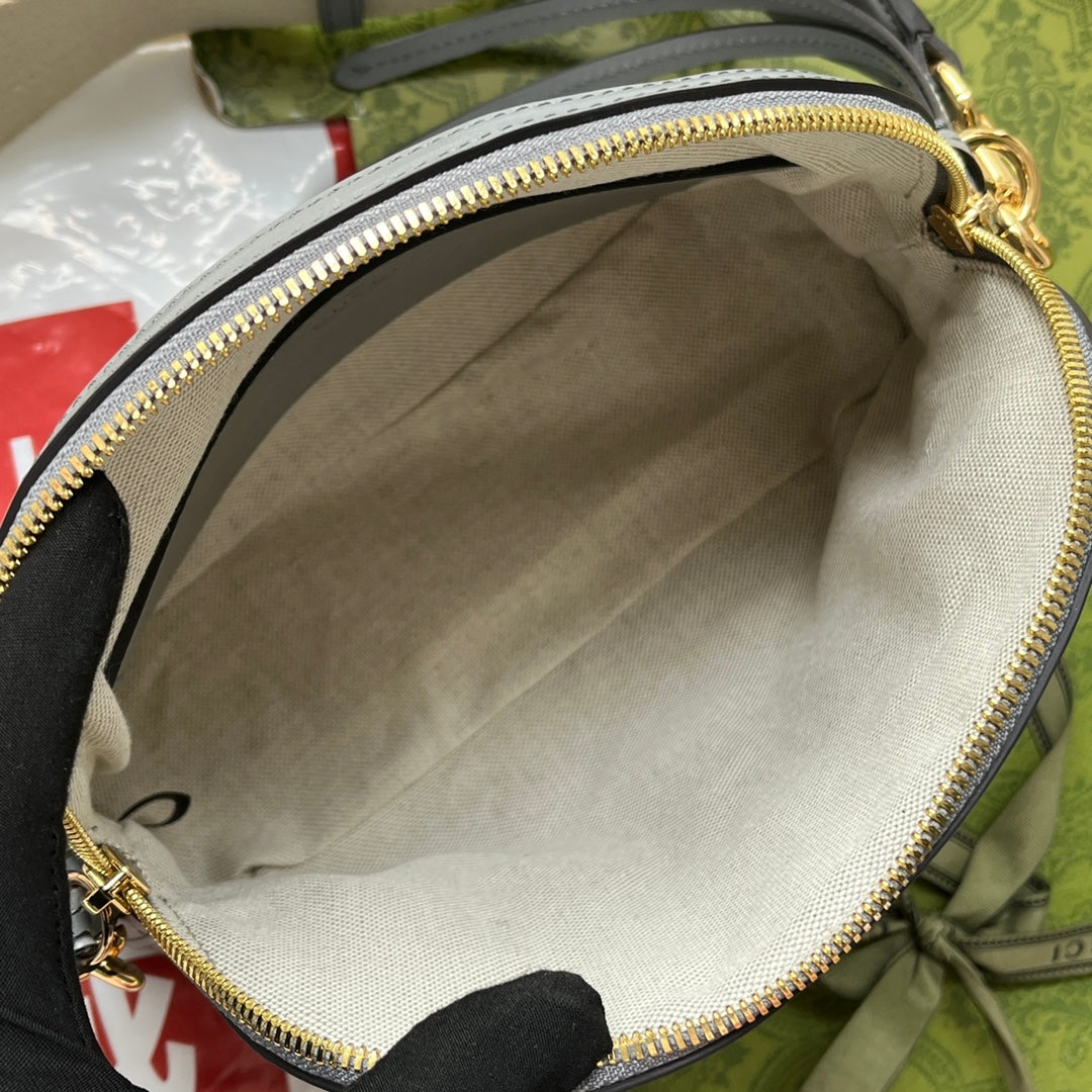 SAC À BANDOULIÈRE EN CUIR MATELASSÉ 23 EN CUIR DE VEAU GRIS ESTAMPÉ, QUINCAILLERIE DORÉ