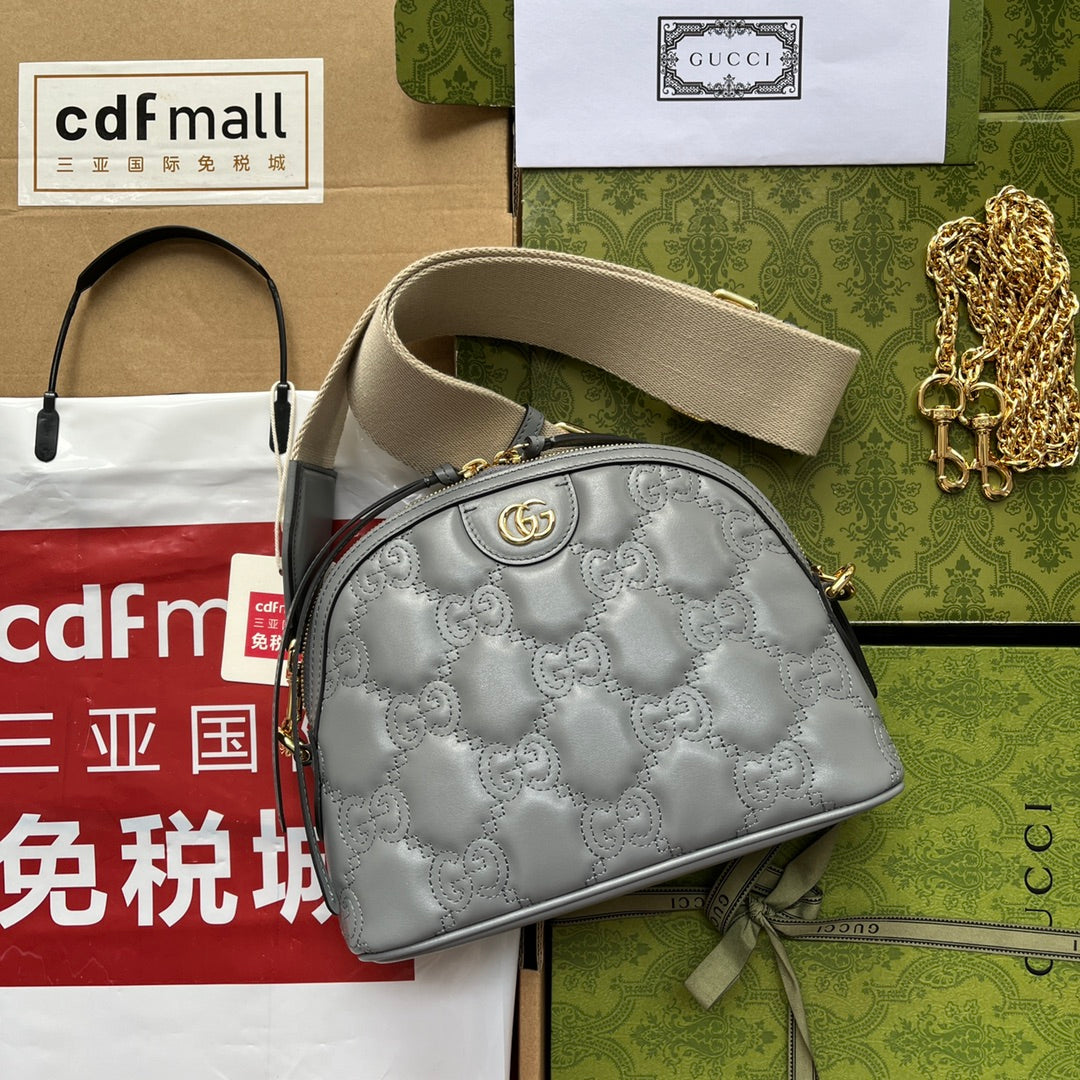 SAC À BANDOULIÈRE EN CUIR MATELASSÉ 23 EN CUIR DE VEAU GRIS ESTAMPÉ, QUINCAILLERIE DORÉ