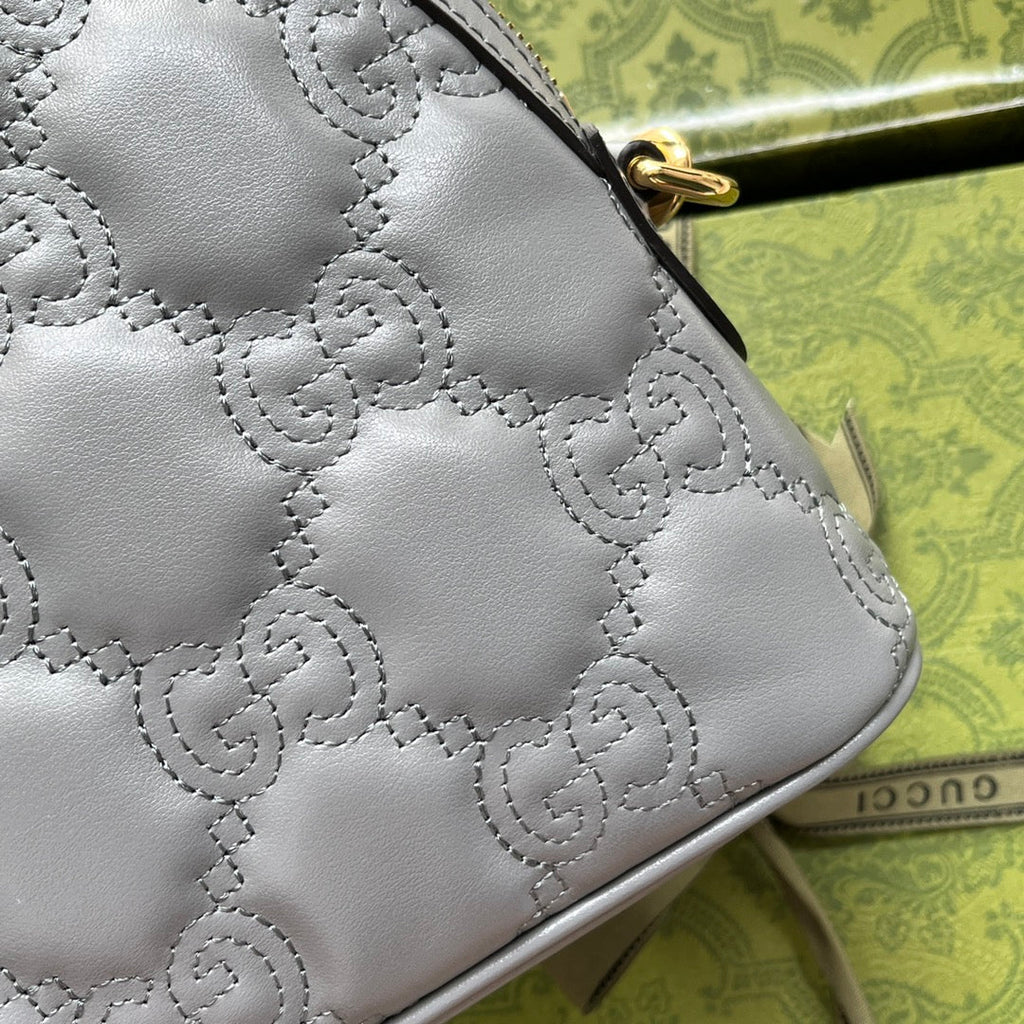 SAC À BANDOULIÈRE EN CUIR MATELASSÉ 23 EN CUIR DE VEAU GRIS ESTAMPÉ, QUINCAILLERIE DORÉ