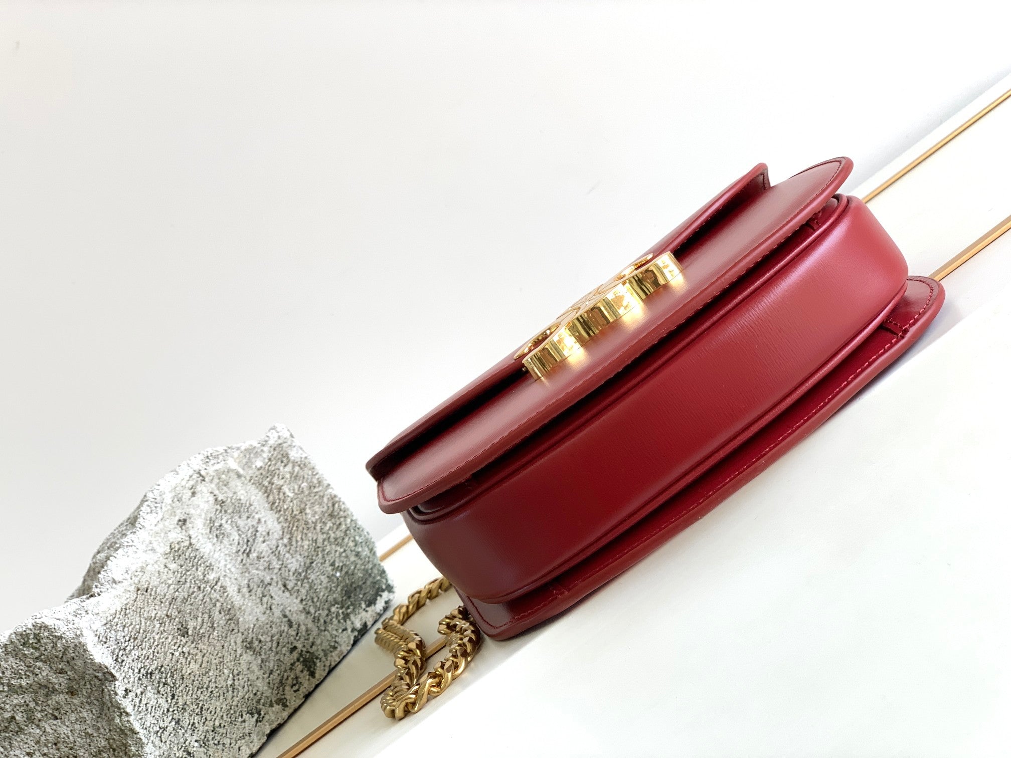 BESACE ADO TRIOMPHE 18.5 CUIR DE VEAU ROUGE FONCÉ AVEC CHAÎNE