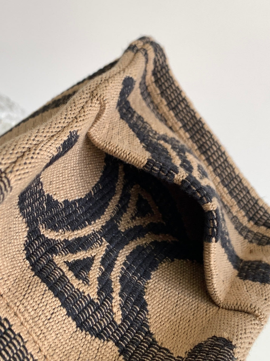 PETIT CABAS THAÏ 27CM TISSU NOIR BRODERIE TRIOMPHE
