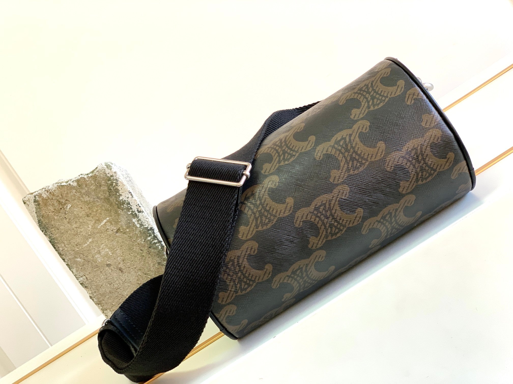 SAC CYLINDRIQUE 22 POCHES EN CUIR DE VACHE NOIR MARRON