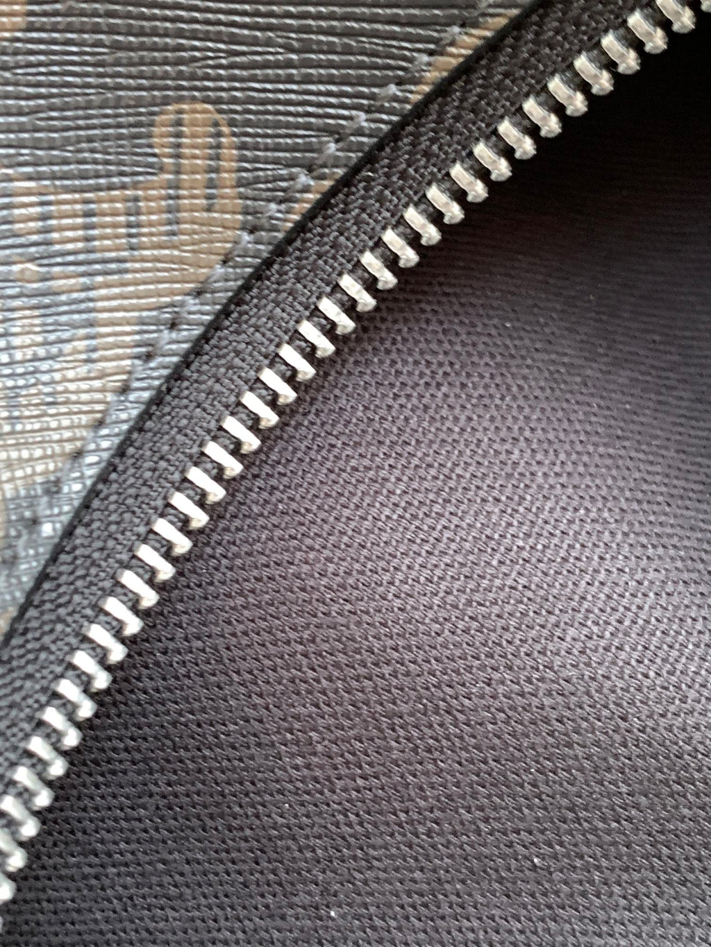 SAC CYLINDRIQUE 22 POCHES EN CUIR DE VACHE NOIR MARRON