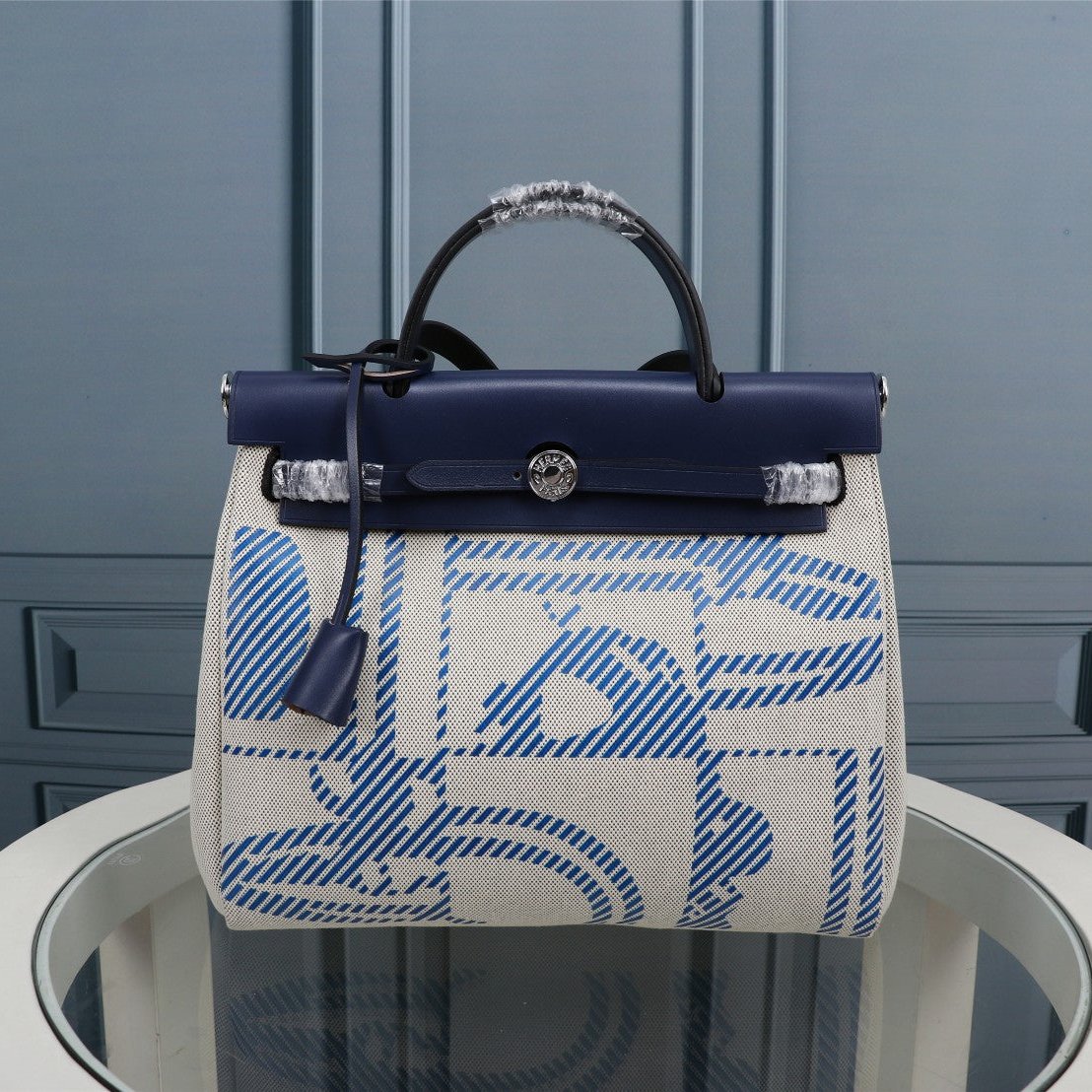 SAC À DOS HM HERBAG ZIP 31 EN TOILE MONOGRAMME BLEU MARINE ET CRÈME