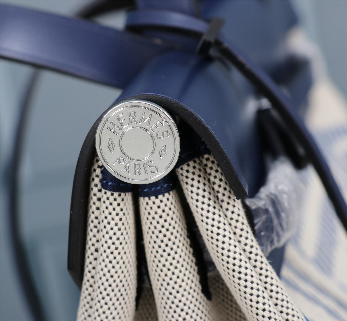 SAC À DOS HM HERBAG ZIP 31 EN TOILE MONOGRAMME BLEU MARINE ET CRÈME
