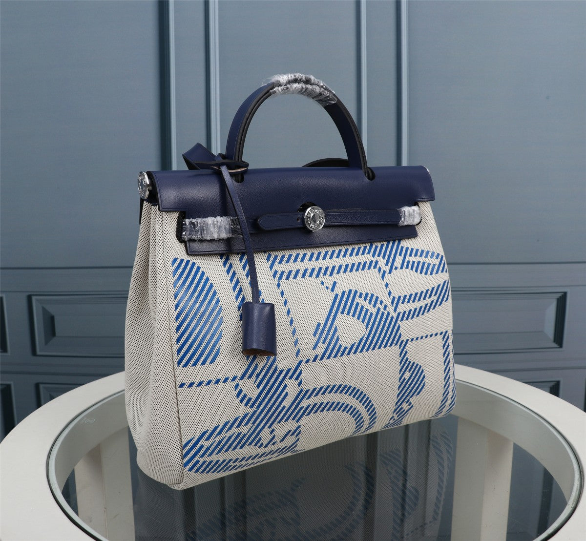 SAC À DOS HM HERBAG ZIP 31 EN TOILE MONOGRAMME BLEU MARINE ET CRÈME
