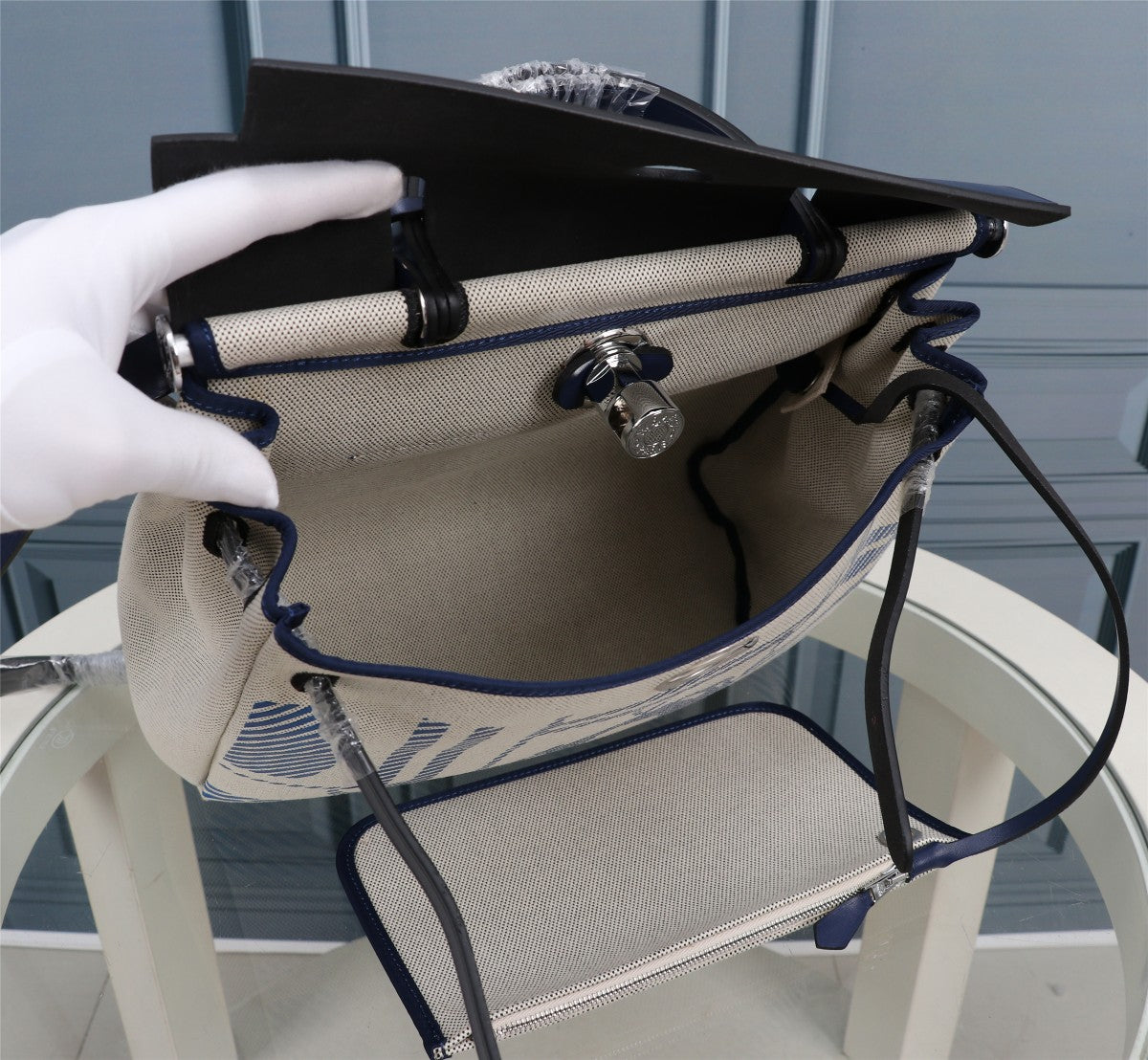 SAC À DOS HM HERBAG ZIP 31 EN TOILE MONOGRAMME BLEU MARINE ET CRÈME