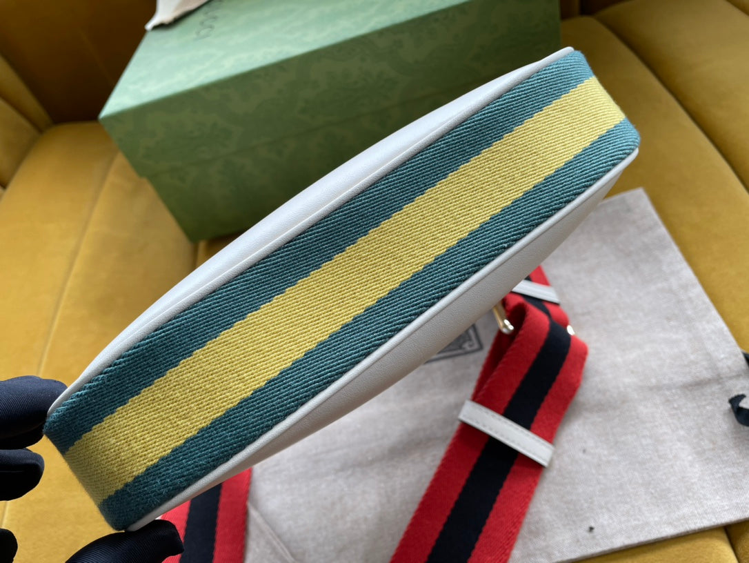 GG ATTACHE 23 PETIT SAC À BANDOULIÈRE EN CUIR DE VEAU BLANC