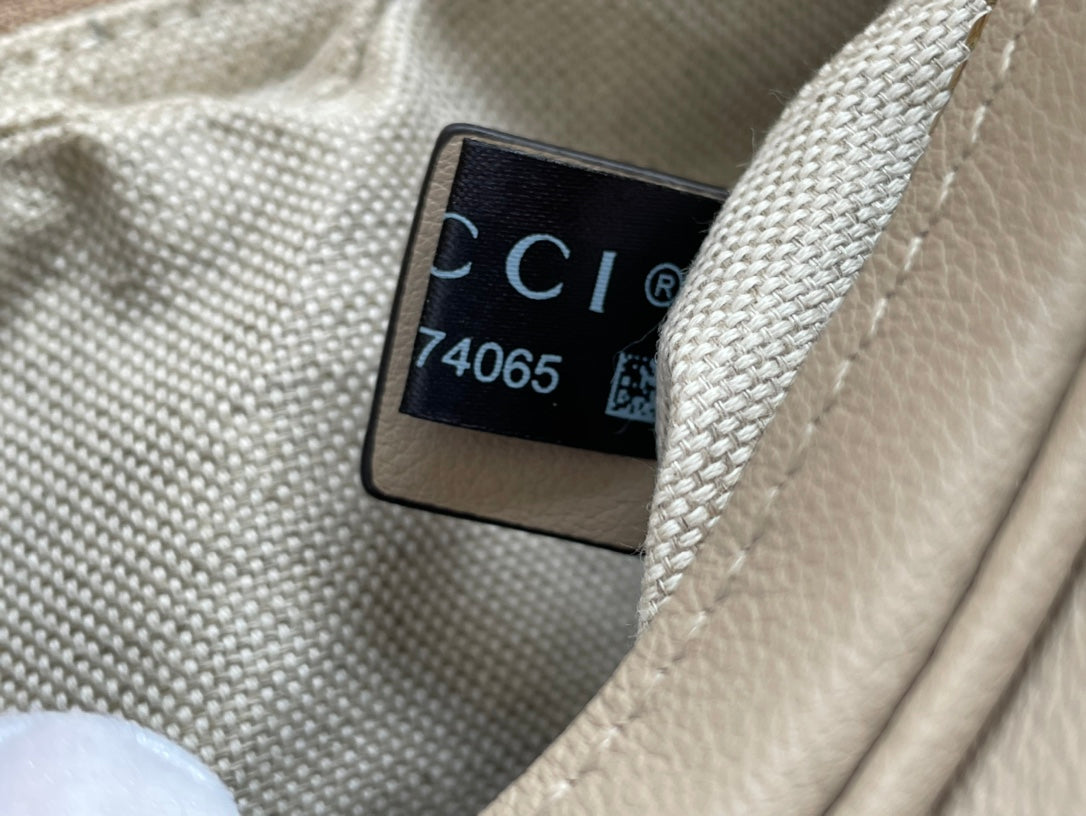 GG ATTACHE 23 PETIT SAC À BANDOULIÈRE EN CUIR DE VEAU BEIGE