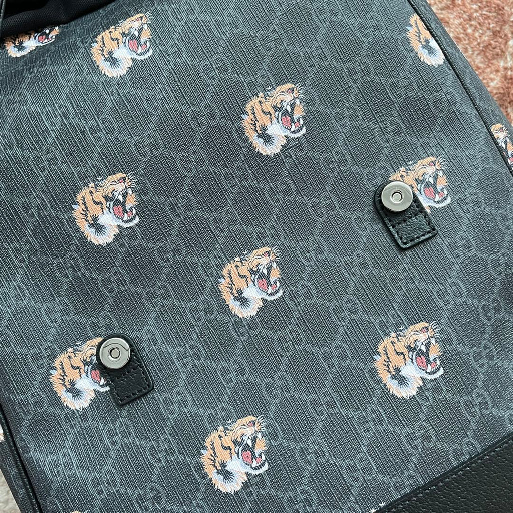 SAC À DOS MOYEN IMPRIMÉ TIGRE 43 EN TOILE NOIRE ET BORDURE EN CUIR