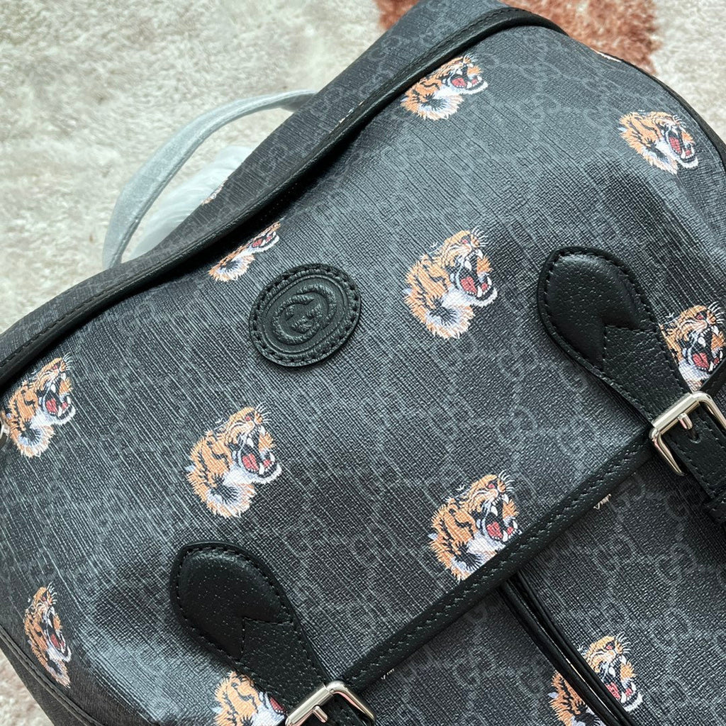 SAC À DOS MOYEN IMPRIMÉ TIGRE 43 EN TOILE NOIRE ET BORDURE EN CUIR