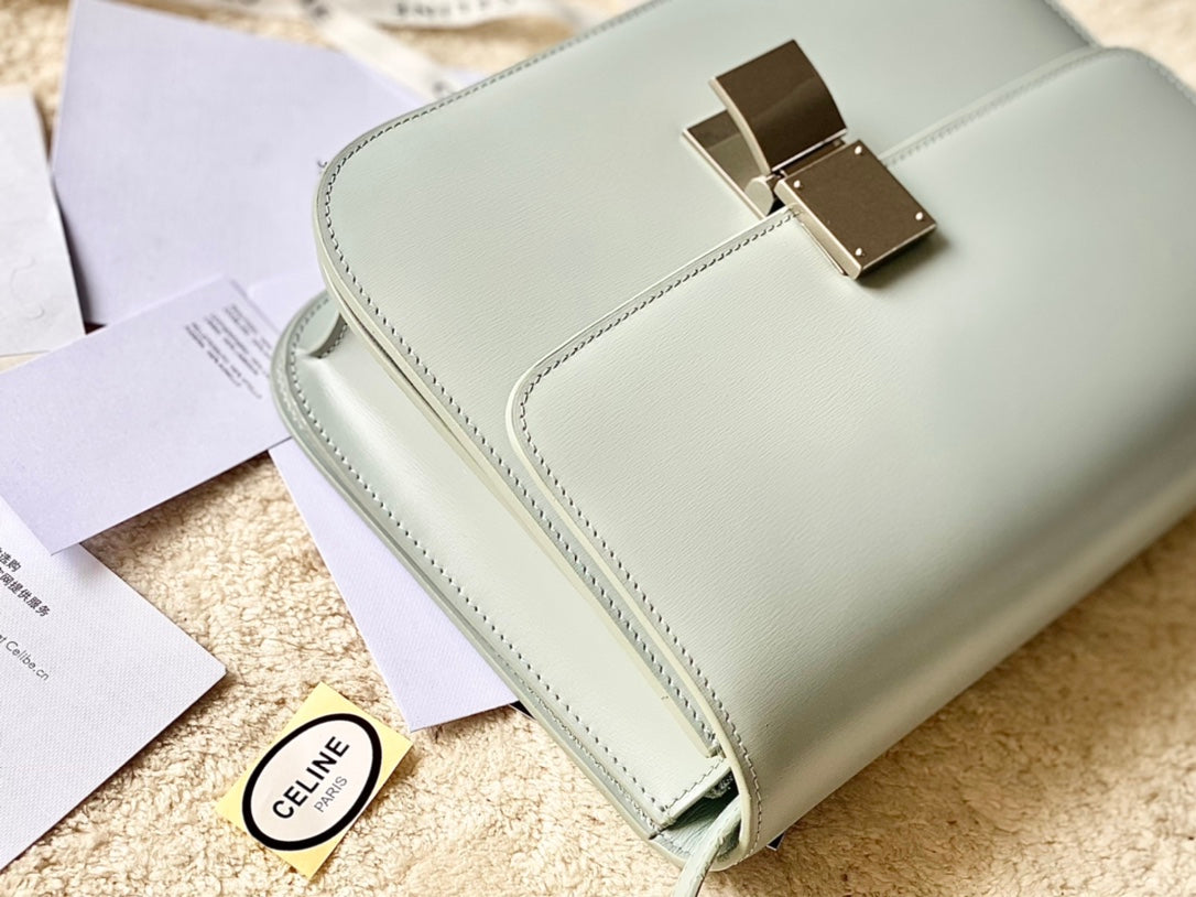 SAC CLASSIQUE MOYEN CELINE 24 CM EN CUIR DE VEAU VERT CLAIR