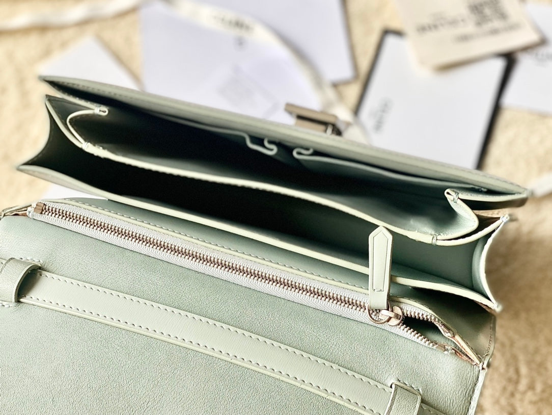 SAC CLASSIQUE MOYEN CELINE 24 CM EN CUIR DE VEAU VERT CLAIR