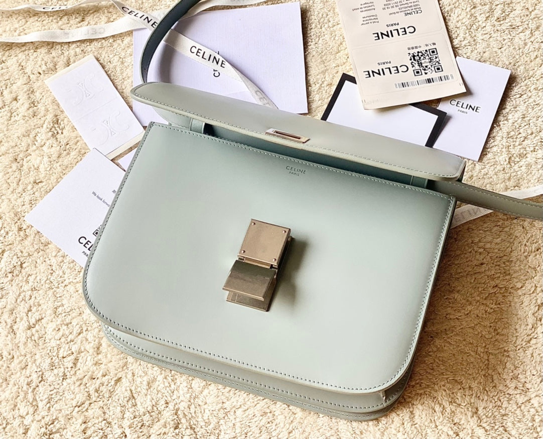 SAC CLASSIQUE MOYEN CELINE 24 CM EN CUIR DE VEAU VERT CLAIR