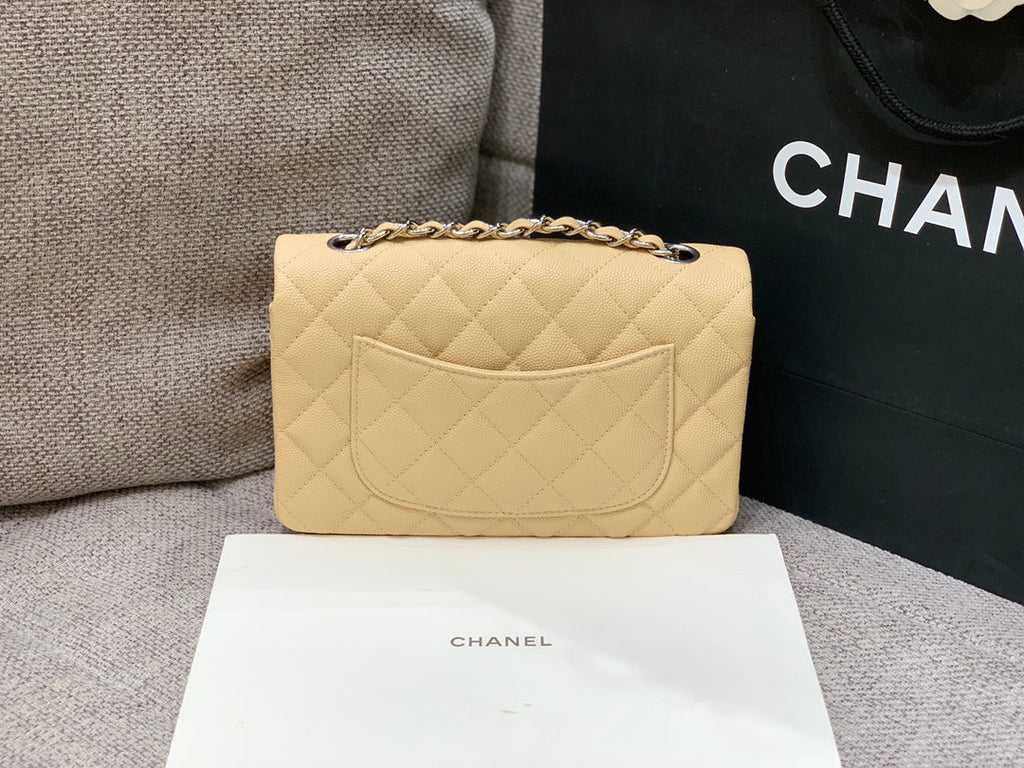 MINI SAC À RABAT 20 CM BEIGE CAVIAR QUINCAILLERIE ARGENTÉE 