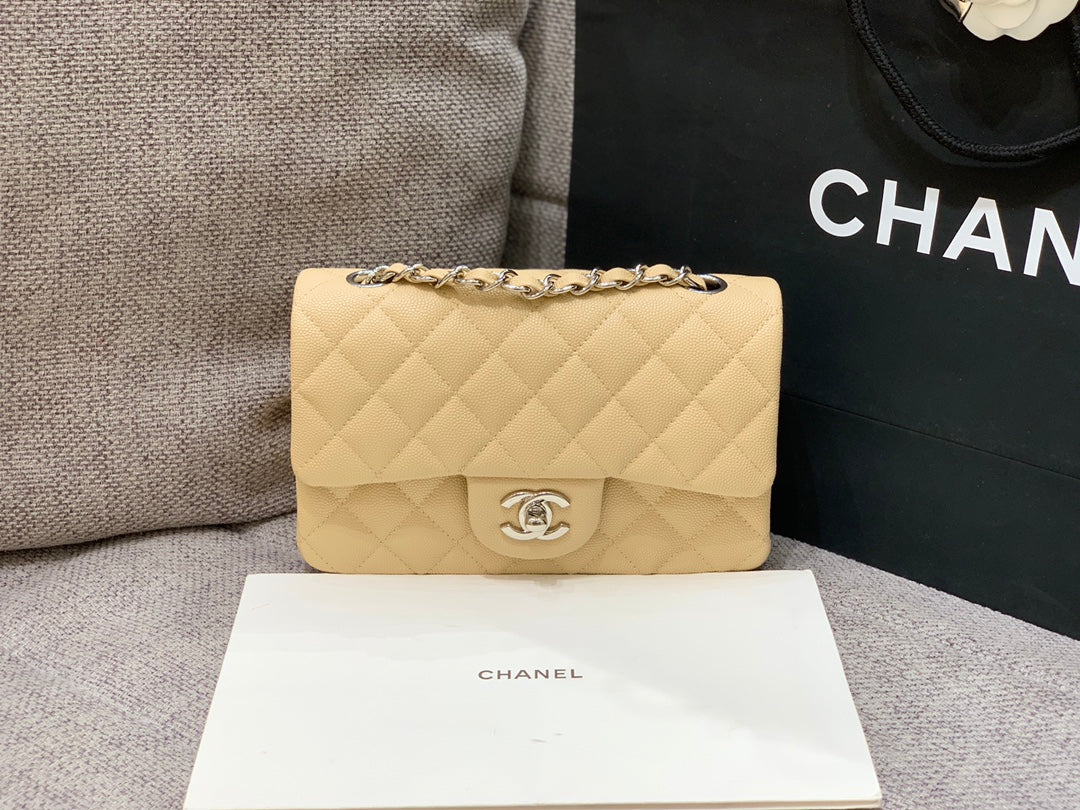 MINI SAC À RABAT 20 CM BEIGE CAVIAR QUINCAILLERIE ARGENTÉE 