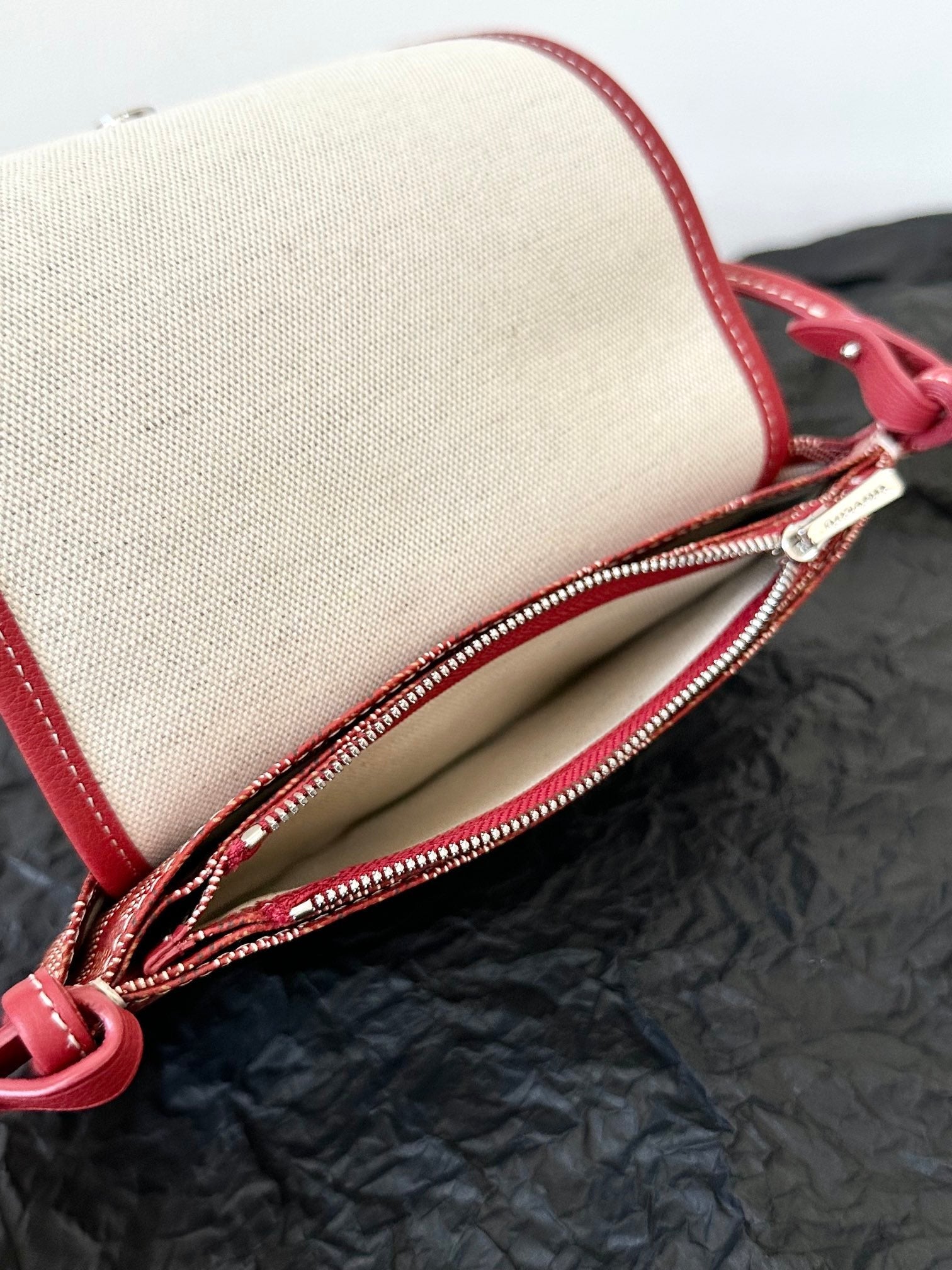 Portefeuille de poche Plumet 20 pouces en toile Goyardine rouge classique et garniture en cuir d'agneau