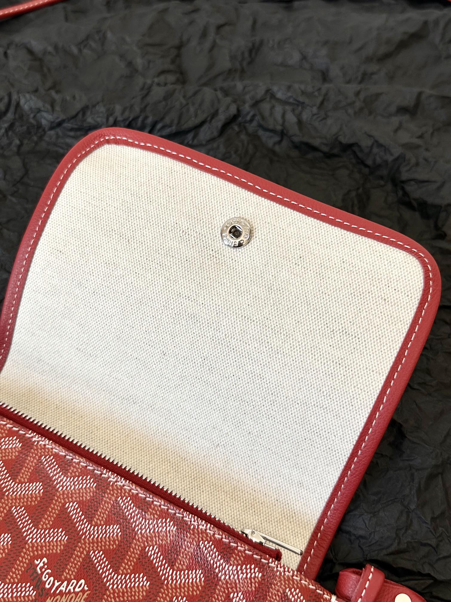 Portefeuille de poche Plumet 20 pouces en toile Goyardine rouge classique et garniture en cuir d'agneau