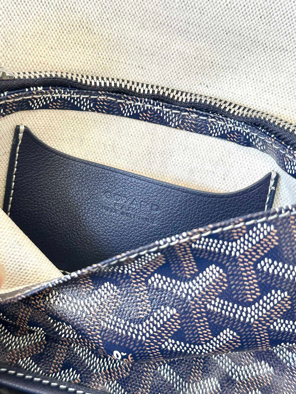 Portefeuille de poche Plumet 20 pouces en toile Goyardine bleu marine et garniture en cuir d'agneau