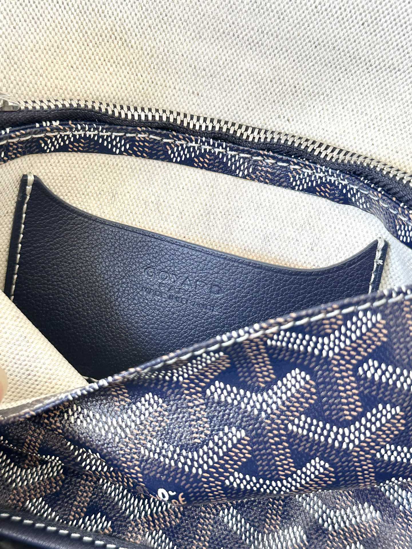 Portefeuille de poche Plumet 20 pouces en toile Goyardine bleu marine et garniture en cuir d'agneau