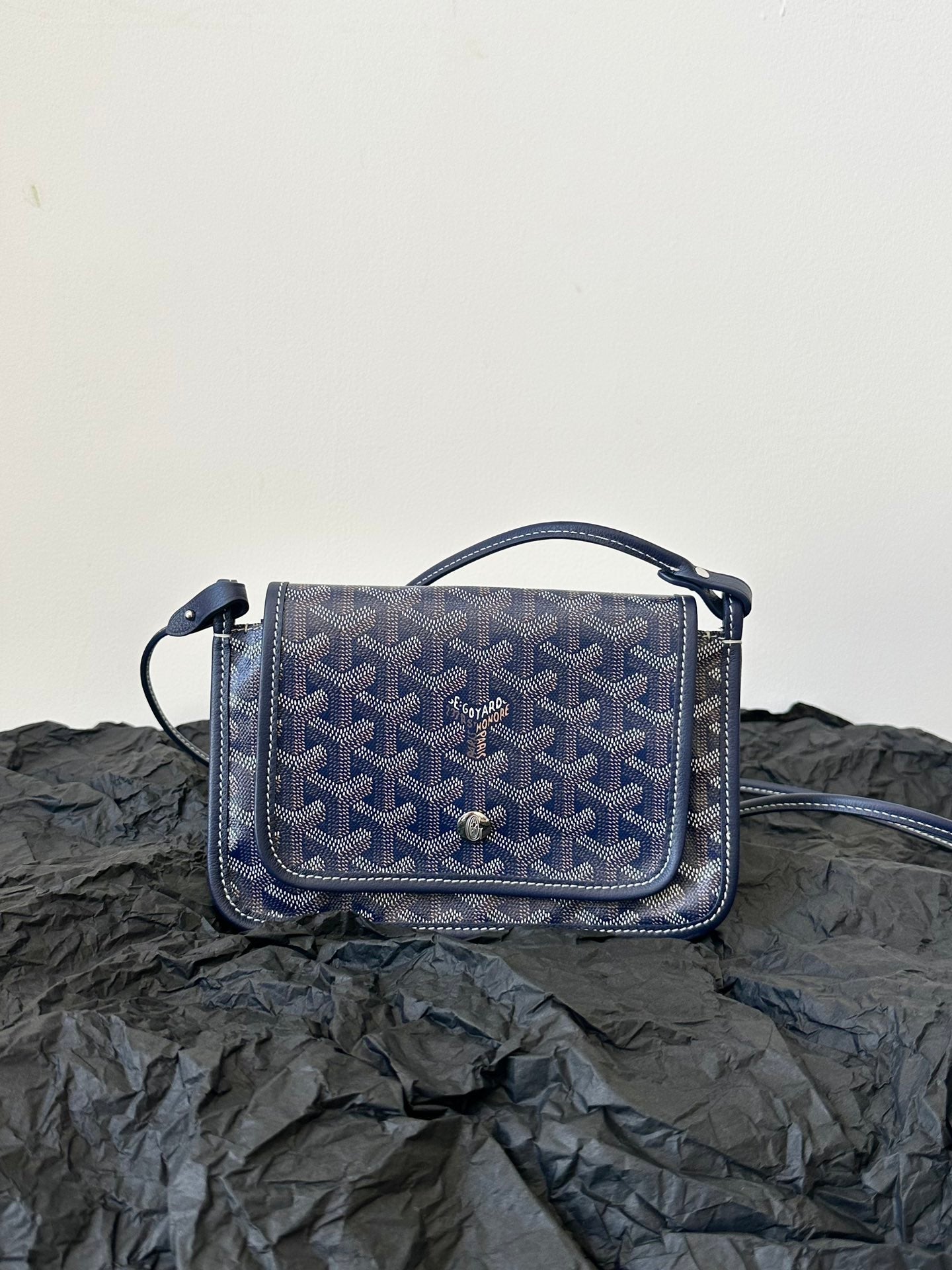 Portefeuille de poche Plumet 20 pouces en toile Goyardine bleu marine et garniture en cuir d'agneau