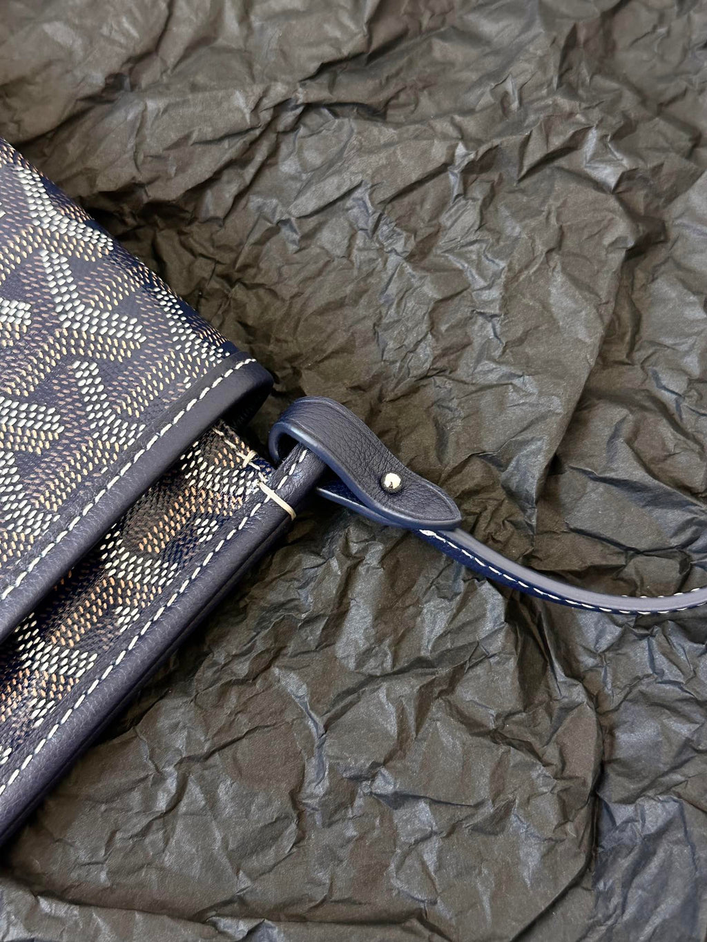 Portefeuille de poche Plumet 20 pouces en toile Goyardine bleu marine et garniture en cuir d'agneau
