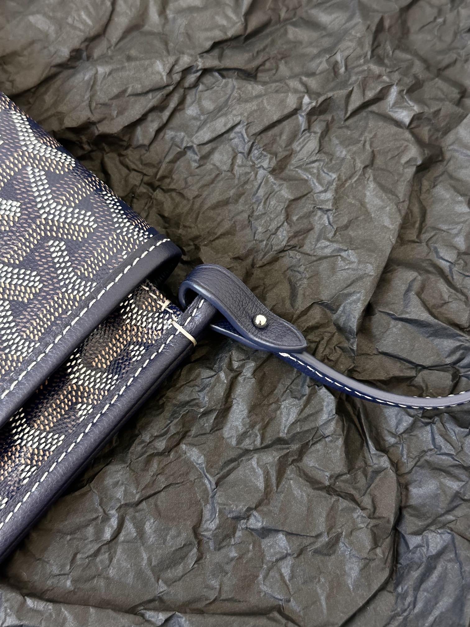 Portefeuille de poche Plumet 20 pouces en toile Goyardine bleu marine et garniture en cuir d'agneau